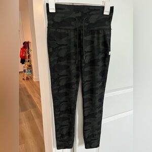 Vuori green camo daily leggings